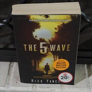 The Fifth Wave Vol #1 by Rick Yancey Paperback Book